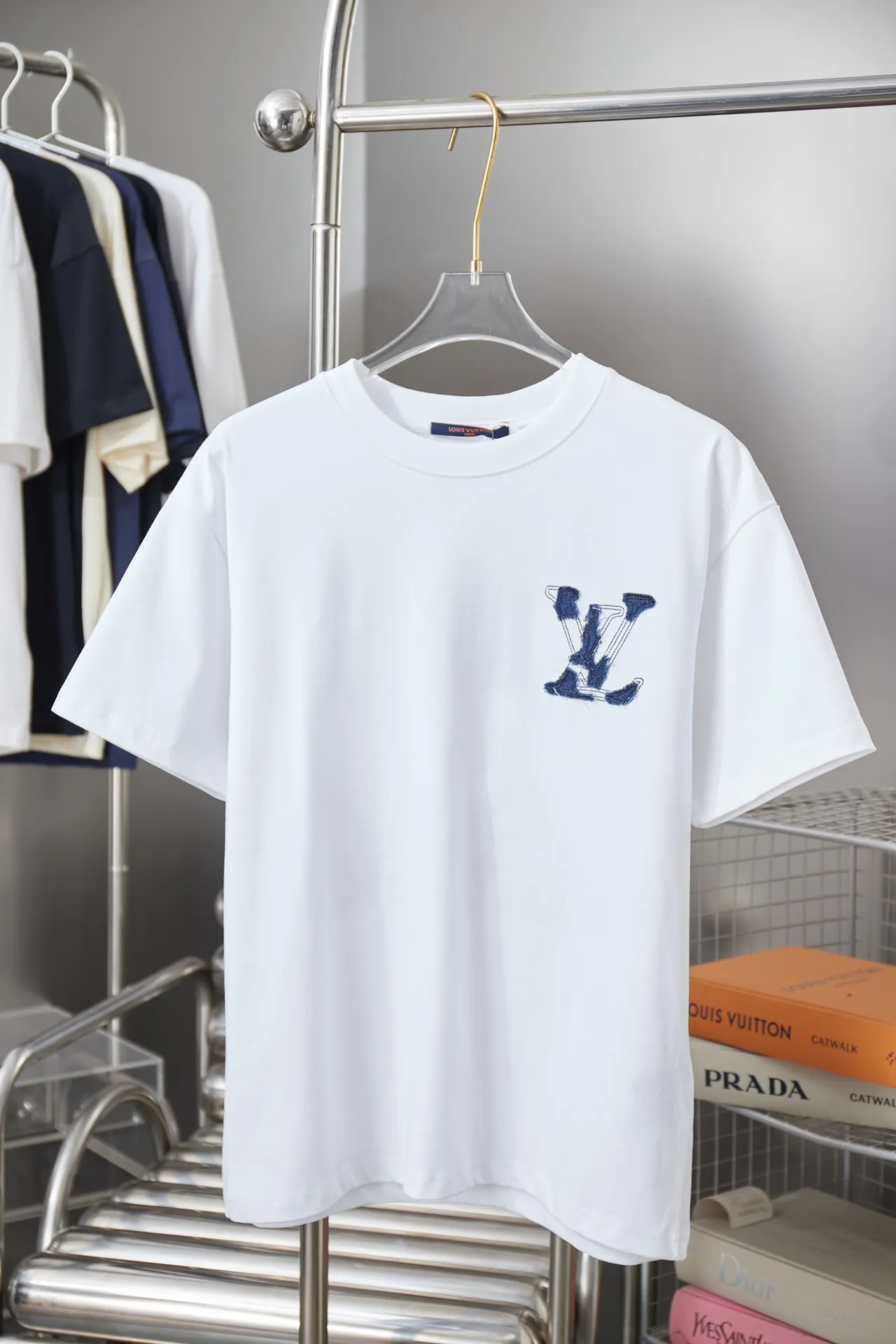 🅿️190 1V 25SS early spring new style denim splicing embroidery LV short sleeves light luxury essential item for daily commuting for men and women correct version welcome to compare detailed features · 320g 100% pure cotton double yarn jersey fabric · Special thickened 32 pieces of double-strand 1X1 thread in the same vat custom dyeing · Denim cutting and splicing ➕Various embroidery craft letters · Double needle stitching across seams · Original main mark, washed tag, brand moisture-proof paper packaging Color: black/white Size: S/M/L/XL